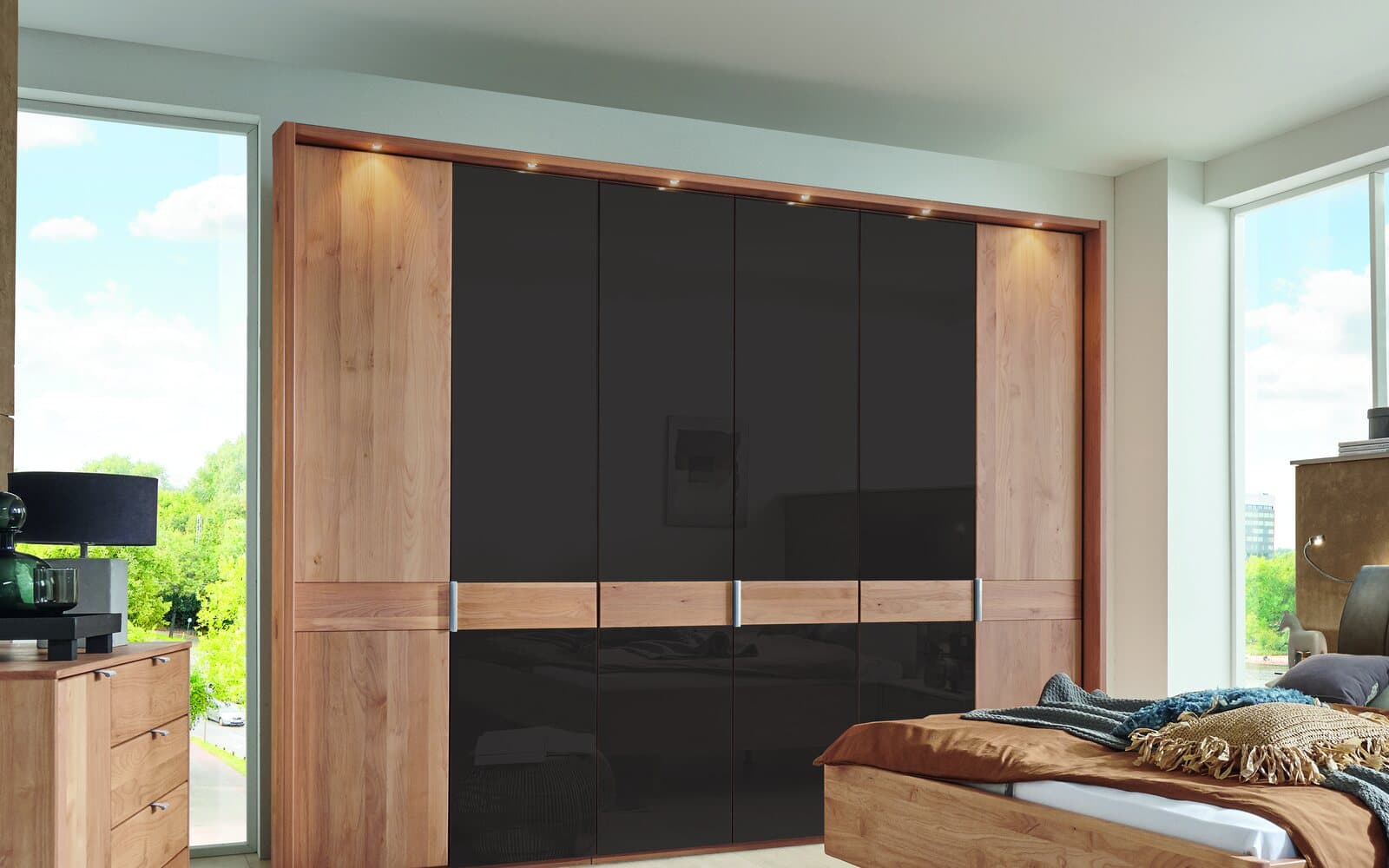 Drehtürenschrank LS 974222 in Erle teilmassiv mit Glastüren in Mocca