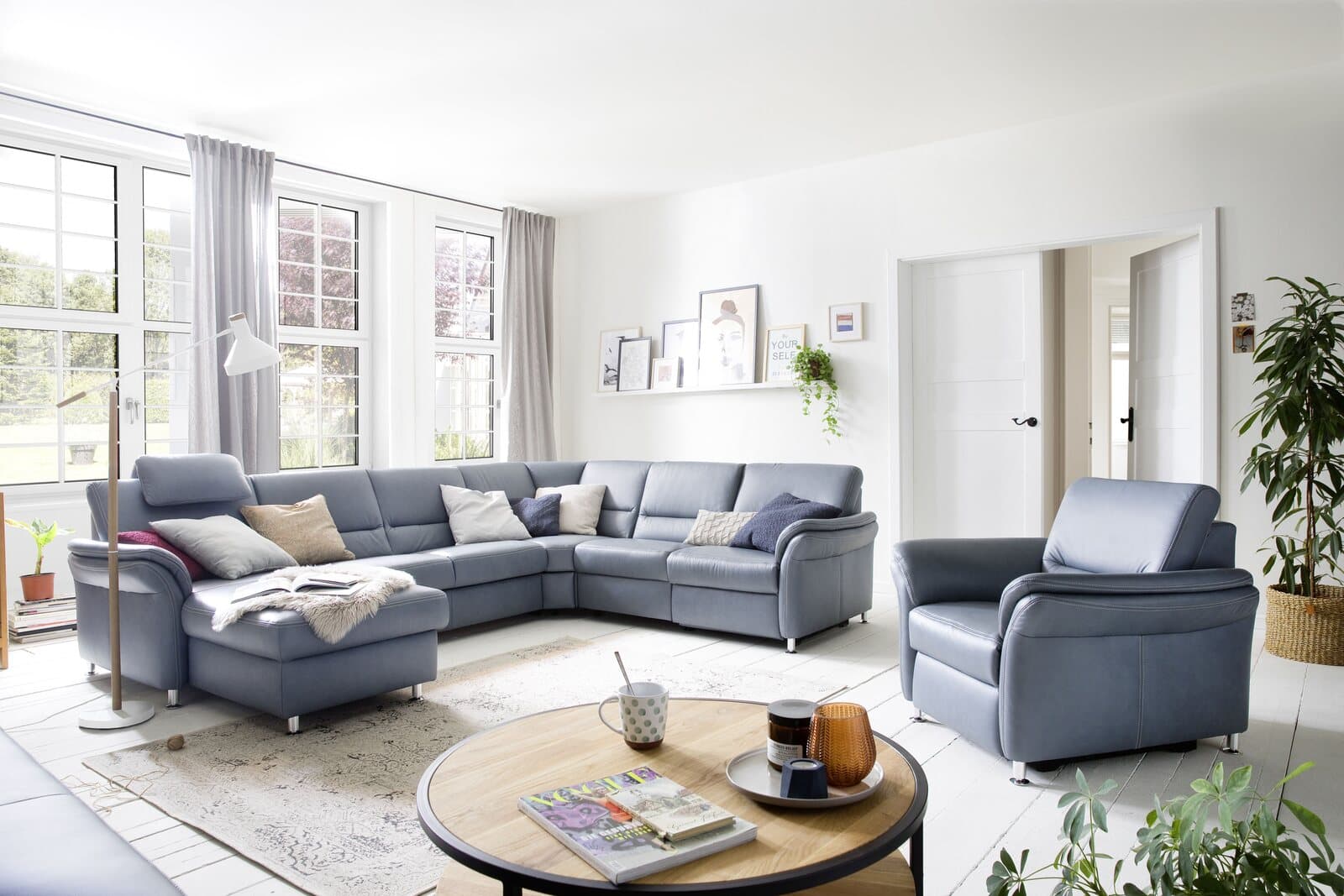 Wohnlandschaft KS 4953 in Leder Granit mit Familie im Wohnzimmer